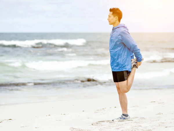 Jovem fazendo exercício na praia — Fotografia de Stock