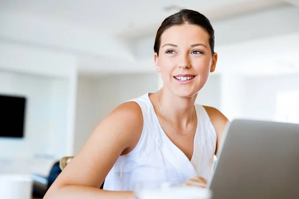 Jovem mulher bonita trabalhando em seu laptop — Fotografia de Stock