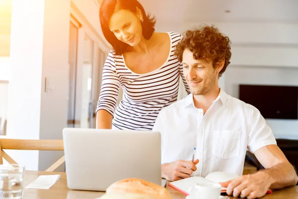 Mutlu modern çift üstünde laptop evde çalışma — Stok fotoğraf