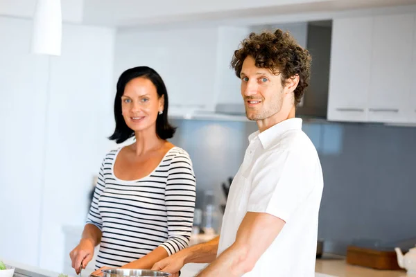 Coppia cucina insieme a casa — Foto Stock