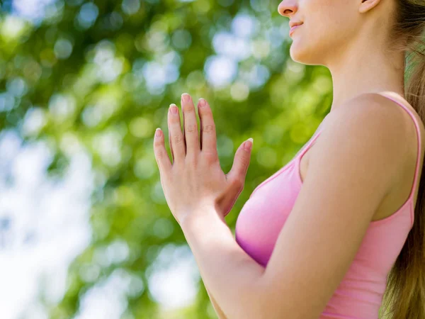 Mujer joven haciendo yoga en el parque — Foto de Stock