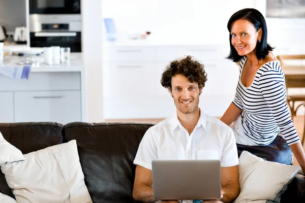 Couple at home using laptop — Stock Photo, Image