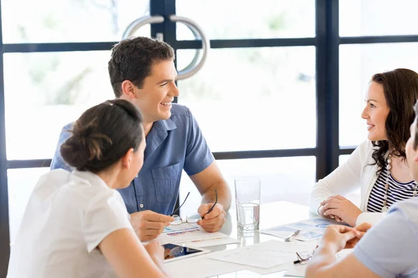 Immagine di partner commerciali che discutono documenti e idee — Foto Stock