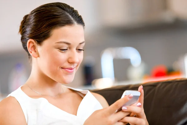 Portret van een jonge vrouw met telefoon — Stockfoto