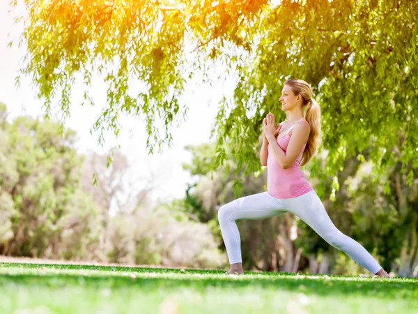 Młoda kobieta uprawia jogę w parku — Zdjęcie stockowe