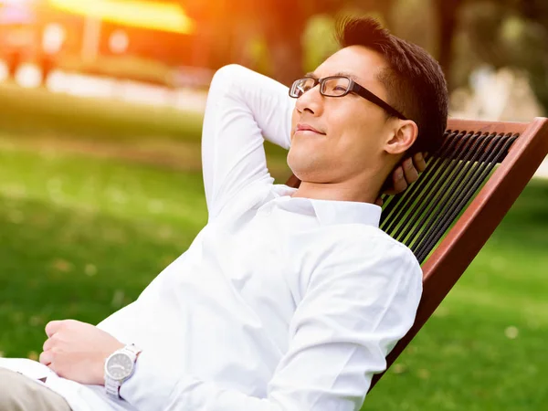 Jungunternehmerin entspannt sich während ihrer Pause im Park — Stockfoto