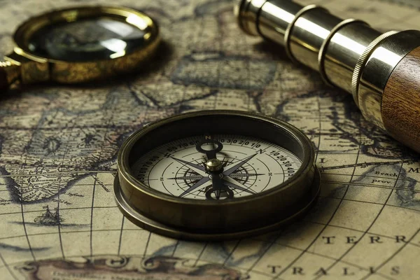 Retro kompass med gamla karta och spyglass — Stockfoto