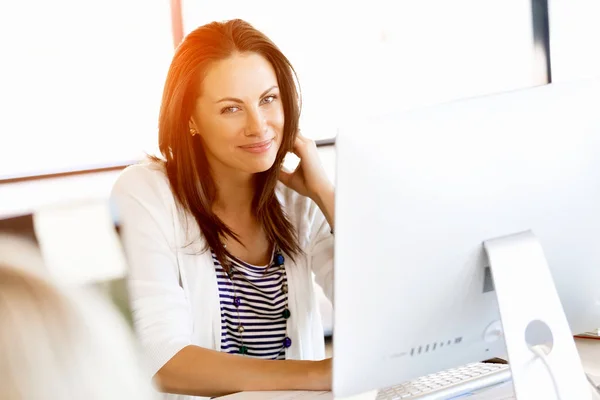 Empreendedor feliz ou freelancer em um escritório ou casa — Fotografia de Stock