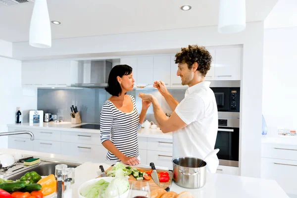 Pár együtt főzés otthon — Stock Fotó