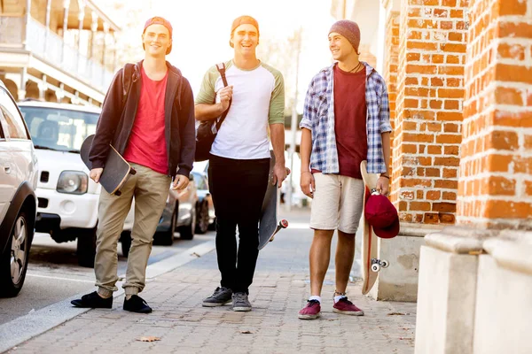 Jeugdvrienden lopen in de straat — Stockfoto