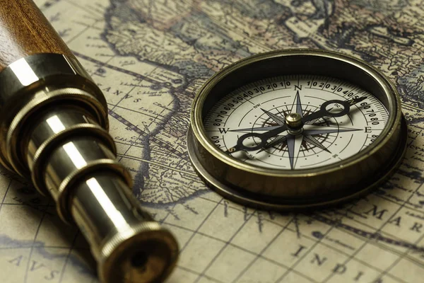 Ретро компас со старой картой и шпионским стеклом — стоковое фото