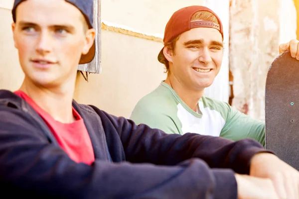 Skater machen Pause auf der Straße — Stockfoto