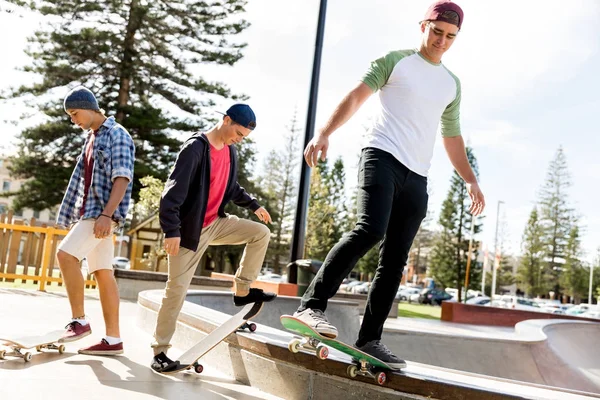 Ragazzi adolescenti skateboard all'aperto — Foto Stock