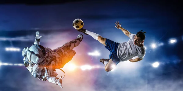 Astronot futbol oyna — Stok fotoğraf