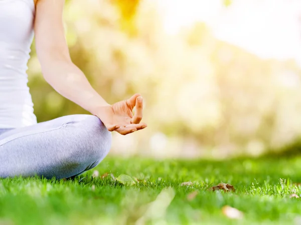 Mujer meditando en el parque — Foto de Stock