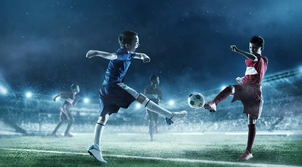 Kinder spielen Fußball. Gemischte Medien — Stockfoto