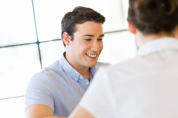 Ung man i casual i office — Stockfoto