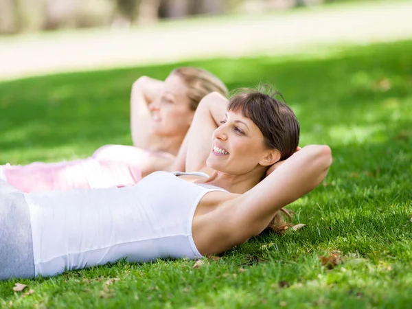 Mujeres jóvenes haciendo ejercicio en el parque — Foto de Stock