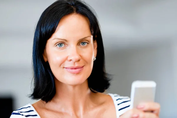 Portret van aantrekkelijke vrouw met telefoon — Stockfoto