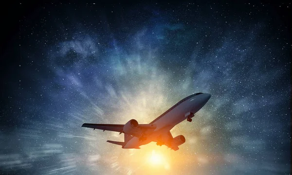 Passagierflugzeug am Himmel. Gemischte Medien — Stockfoto