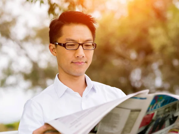 Geschäftsmann liest Zeitung im Park — Stockfoto