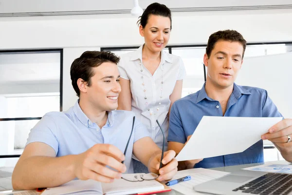 Groep van gelukkige jonge zakenmensen in een vergadering — Stockfoto