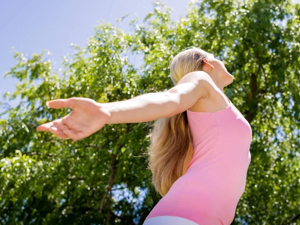 公園で運動する若い女性は — ストック写真