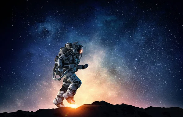 Raumfahrer läuft schnell. Gemischte Medien — Stockfoto