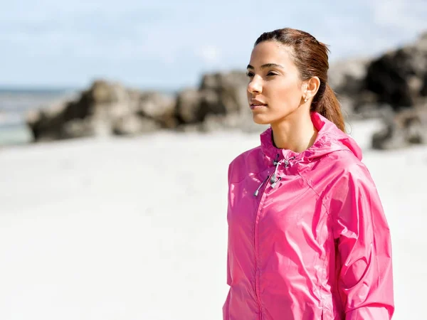 Mulher atlética de sportswear em pé à beira-mar — Fotografia de Stock