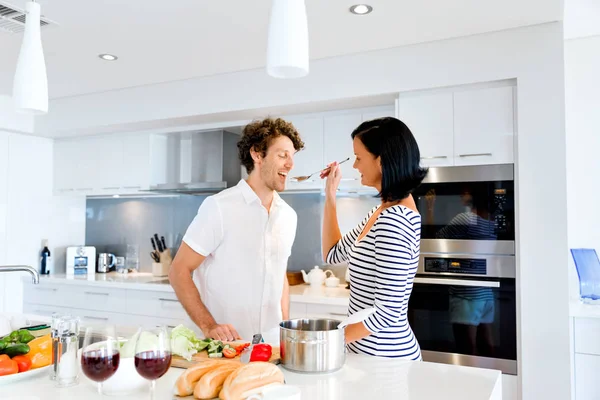 Casal cozinhar juntos em casa — Fotografia de Stock