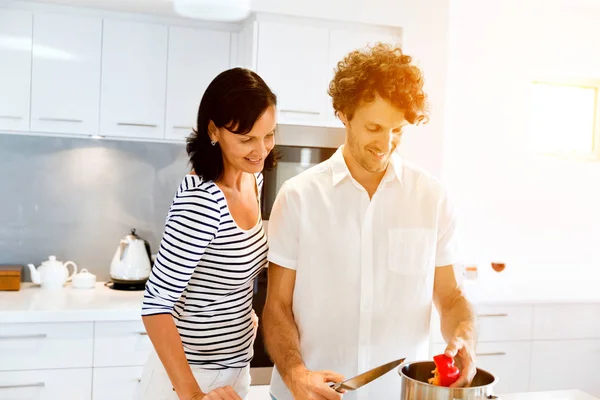 Para wspólne gotowanie w domu — Zdjęcie stockowe