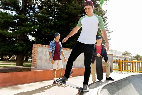 Tiener skateboarden buitenshuis — Stockfoto