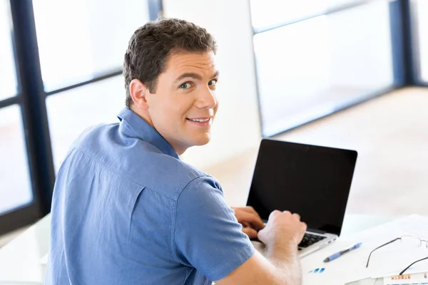 Hombre de negocios guapo trabajando en la computadora —  Fotos de Stock