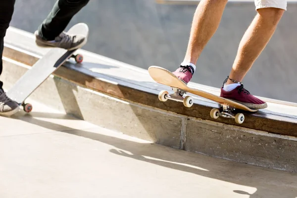 Nastoletni chłopiec skateboarding na zewnątrz — Zdjęcie stockowe