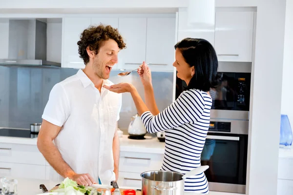 Casal cozinhar juntos em casa — Fotografia de Stock