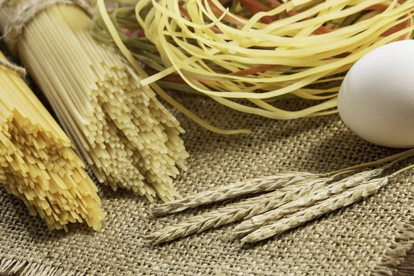 Sluiten van gele pasta — Stockfoto