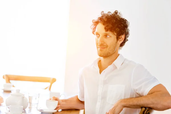 Uomo che prende il tè a casa — Foto Stock