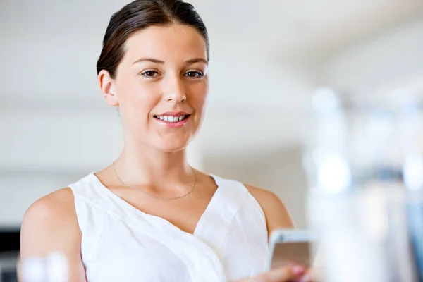 Portrait of young woman holding phone — Stock Photo, Image