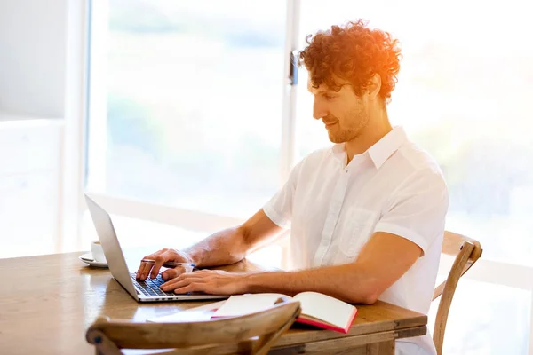 Mann arbeitet zu Hause am Laptop — Stockfoto