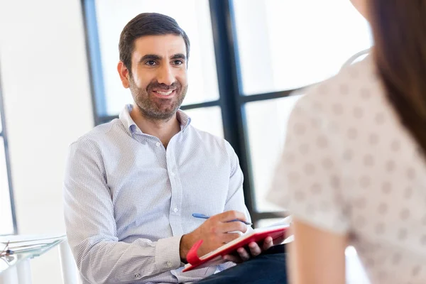 Geschäftsleute beim Vorstellungsgespräch im Büro — Stockfoto