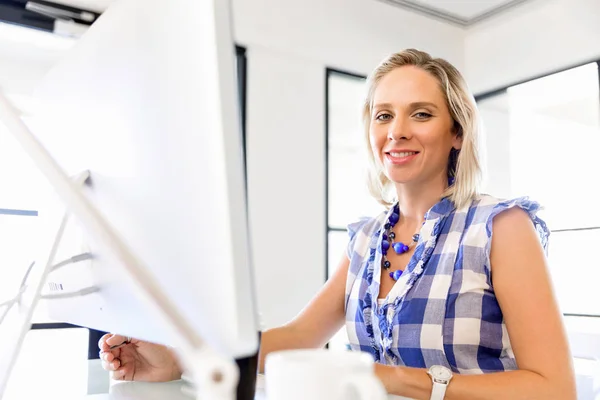 Retrato de mulher de negócios que trabalha no computador no escritório — Fotografia de Stock