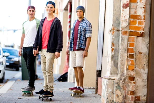 Skateboarden auf der Straße — Stockfoto