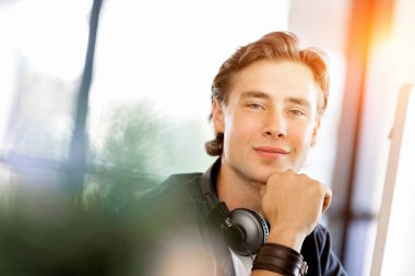 Bilgisayarda çalışan yakışıklı işadamı