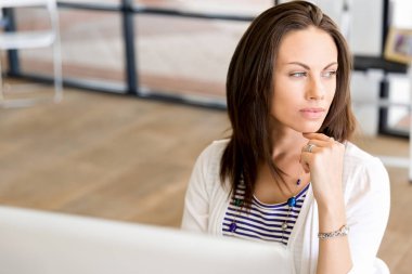 Mutlu girişimci veya serbest meslek sahibi bir ofis veya ev içinde