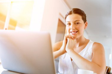 Onu laptop çalışan genç güzel kadın