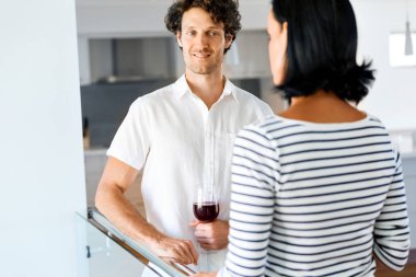 Genç adam kadına dinleme