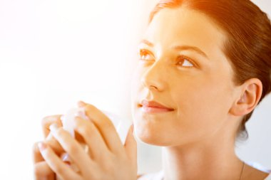 Çay veya kahve evde olan mutlu kadın