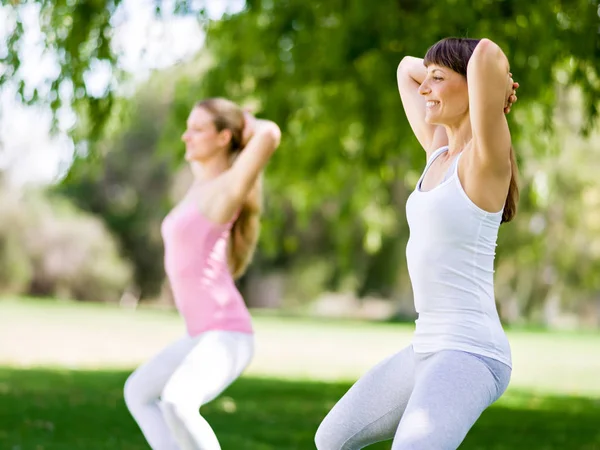 Mujeres jóvenes haciendo ejercicio en el parque — Foto de Stock