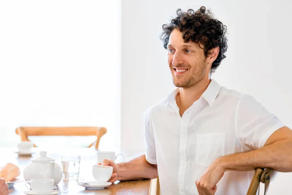 Hombre tomando té en casa — Foto de Stock