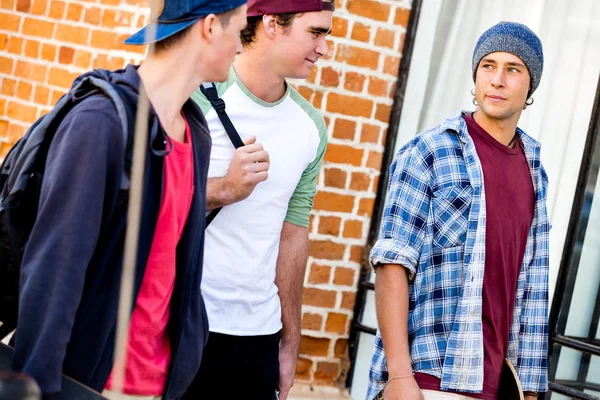 Amigos adolescentes caminando por la calle —  Fotos de Stock